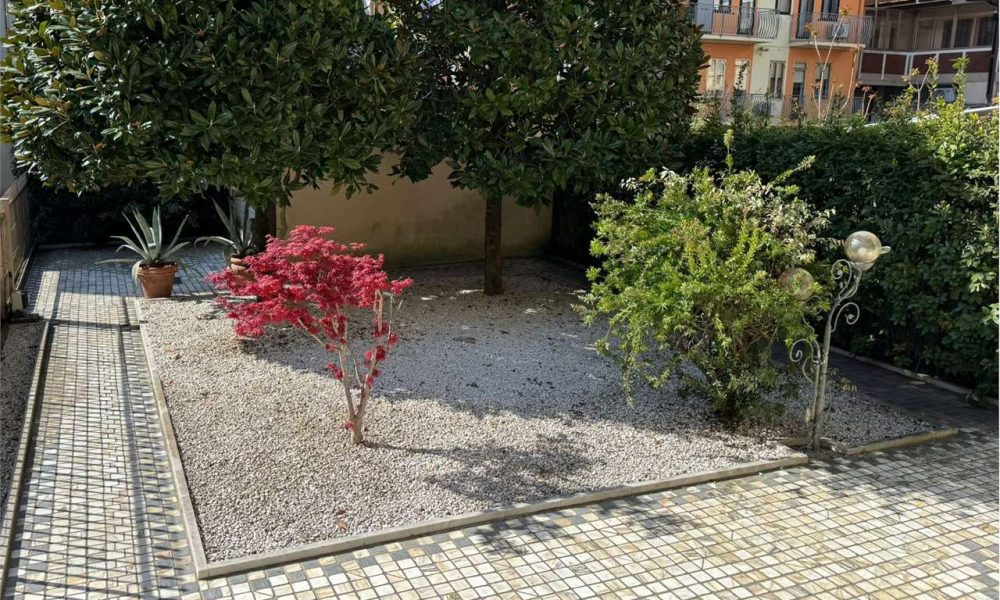 Vendita Chioggia Sottomarina SOTTOMARINA RIF. 152 L'Eleganza a 50 Metri dal Mare: Esclusivo Terratetto Indipendente a Sottomarina